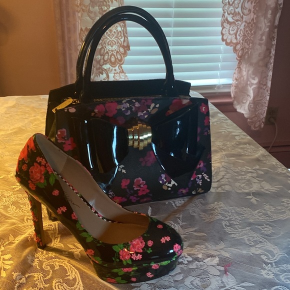 BETSEY JOHNSON BONNEE HANBAG BLACK PATENT LEATHER Heels sold separately - Picture 14 of 14